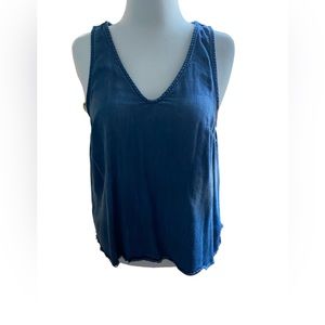 Universal Thread ladies denim sleeveless pullover top. Large